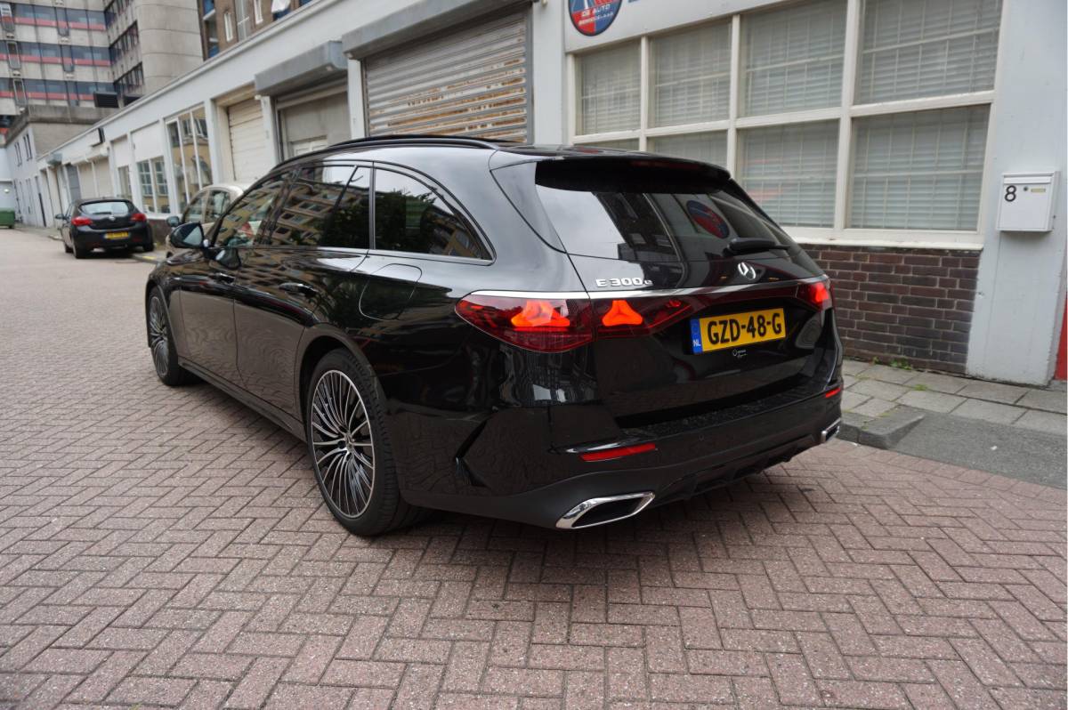 Mercedes-Benz E-Klasse Mercedes-Benz E-klasse Estate 300 e AMG Line Premium Plus Airmatic | Hyperscreen | Trekhaak | Pano | Adaptive + Lane | Memory Stoelmassage + Koeling + Verwarming | NL auto |