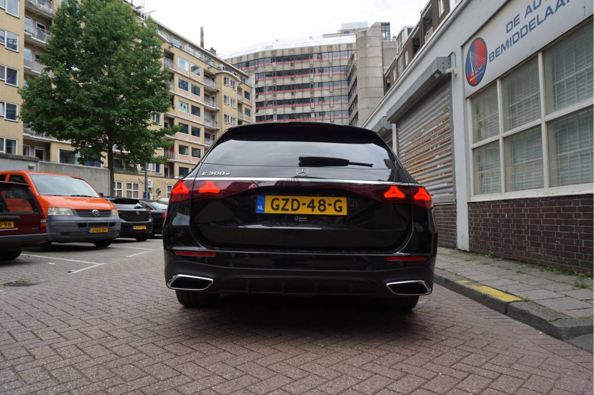 Mercedes-Benz E-Klasse Mercedes-Benz E-klasse Estate 300 e AMG Line Premium Plus Airmatic | Hyperscreen | Trekhaak | Pano | Adaptive + Lane | Memory Stoelmassage + Koeling + Verwarming | NL auto |