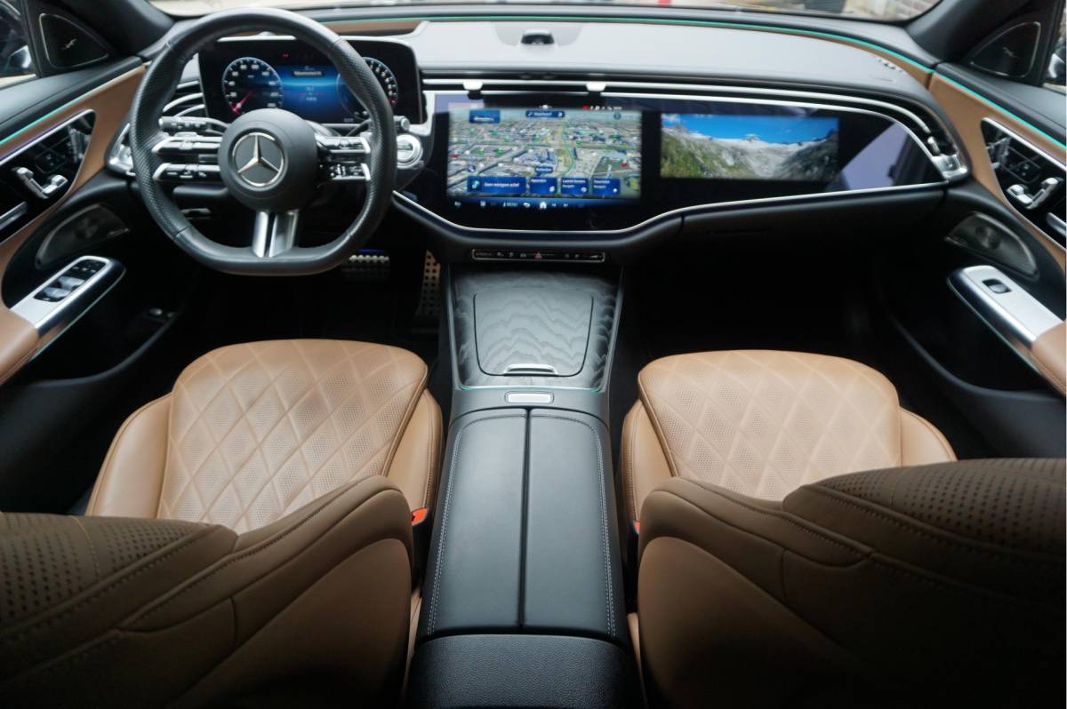 Mercedes-Benz E-Klasse Mercedes-Benz E-klasse Estate 300 e AMG Line Premium Plus Airmatic | Hyperscreen | Trekhaak | Pano | Adaptive + Lane | Memory Stoelmassage + Koeling + Verwarming | NL auto |
