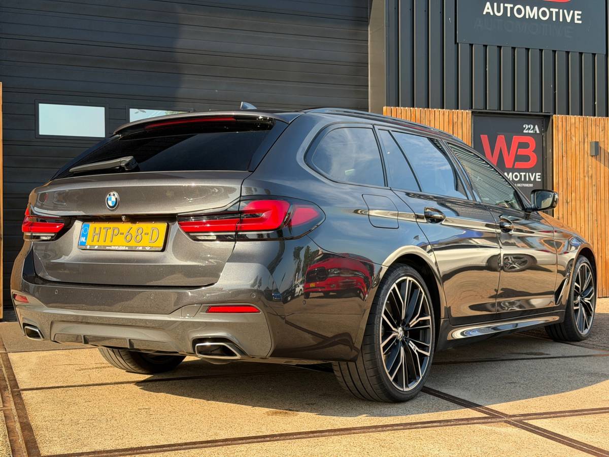 BMW 5 Serie BMW 5-serie Touring 540d xDrive High Executive M-Sport / Leder / HUD / Trekhaak / 360cam / ACC / B&W Audio / Pano / Massagestoelen