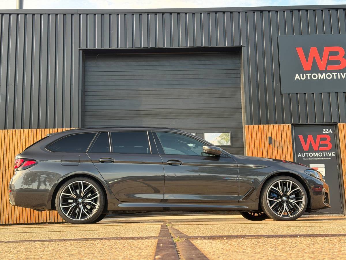 BMW 5 Serie BMW 5-serie Touring 540d xDrive High Executive M-Sport / Leder / HUD / Trekhaak / 360cam / ACC / B&W Audio / Pano / Massagestoelen