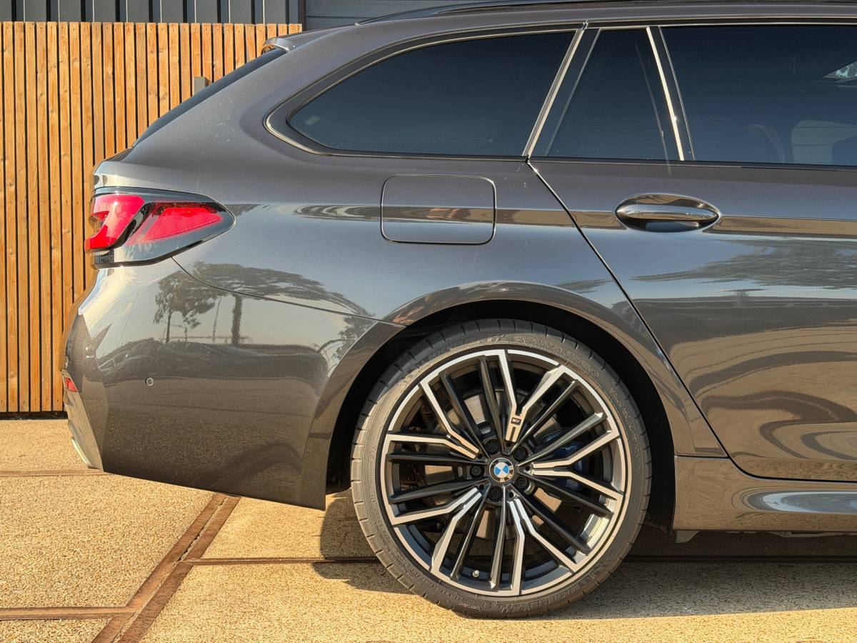 BMW 5 Serie BMW 5-serie Touring 540d xDrive High Executive M-Sport / Leder / HUD / Trekhaak / 360cam / ACC / B&W Audio / Pano / Massagestoelen