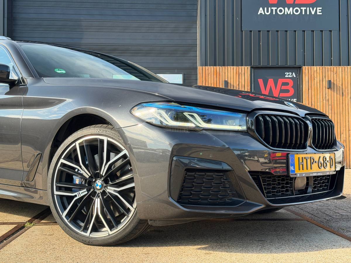 BMW 5 Serie BMW 5-serie Touring 540d xDrive High Executive M-Sport / Leder / HUD / Trekhaak / 360cam / ACC / B&W Audio / Pano / Massagestoelen
