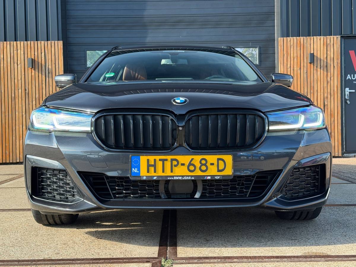 BMW 5 Serie BMW 5-serie Touring 540d xDrive High Executive M-Sport / Leder / HUD / Trekhaak / 360cam / ACC / B&W Audio / Pano / Massagestoelen