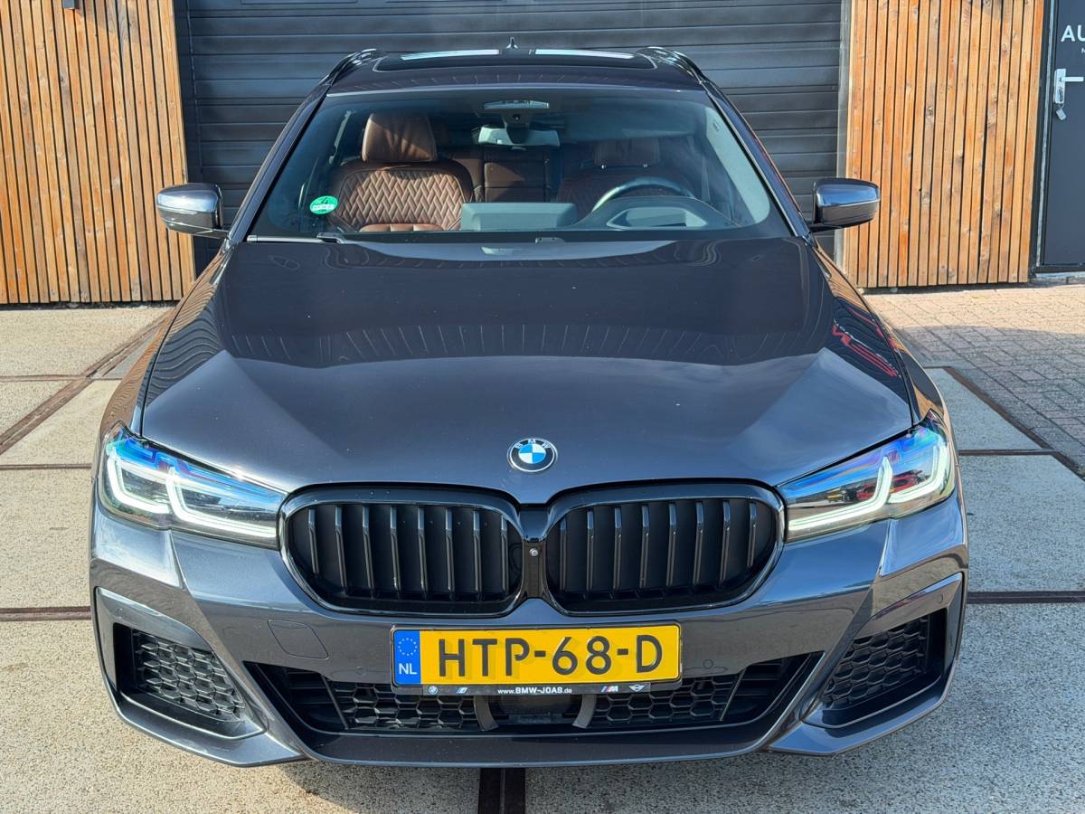 BMW 5 Serie BMW 5-serie Touring 540d xDrive High Executive M-Sport / Leder / HUD / Trekhaak / 360cam / ACC / B&W Audio / Pano / Massagestoelen