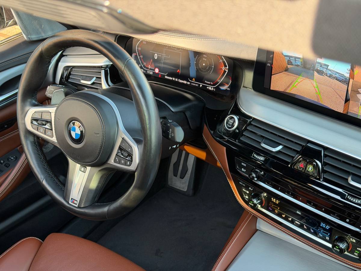 BMW 5 Serie BMW 5-serie Touring 540d xDrive High Executive M-Sport / Leder / HUD / Trekhaak / 360cam / ACC / B&W Audio / Pano / Massagestoelen