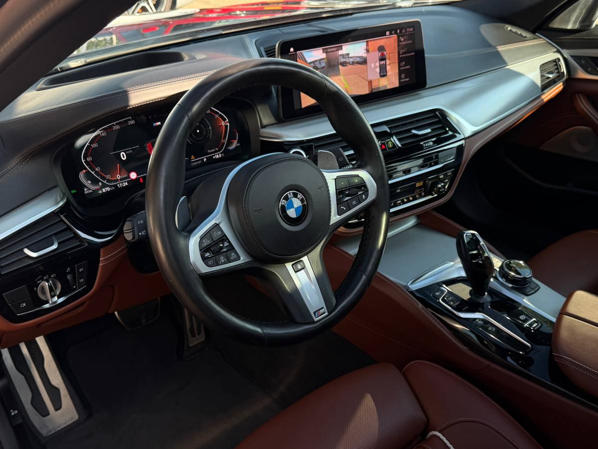 BMW 5 Serie BMW 5-serie Touring 540d xDrive High Executive M-Sport / Leder / HUD / Trekhaak / 360cam / ACC / B&W Audio / Pano / Massagestoelen