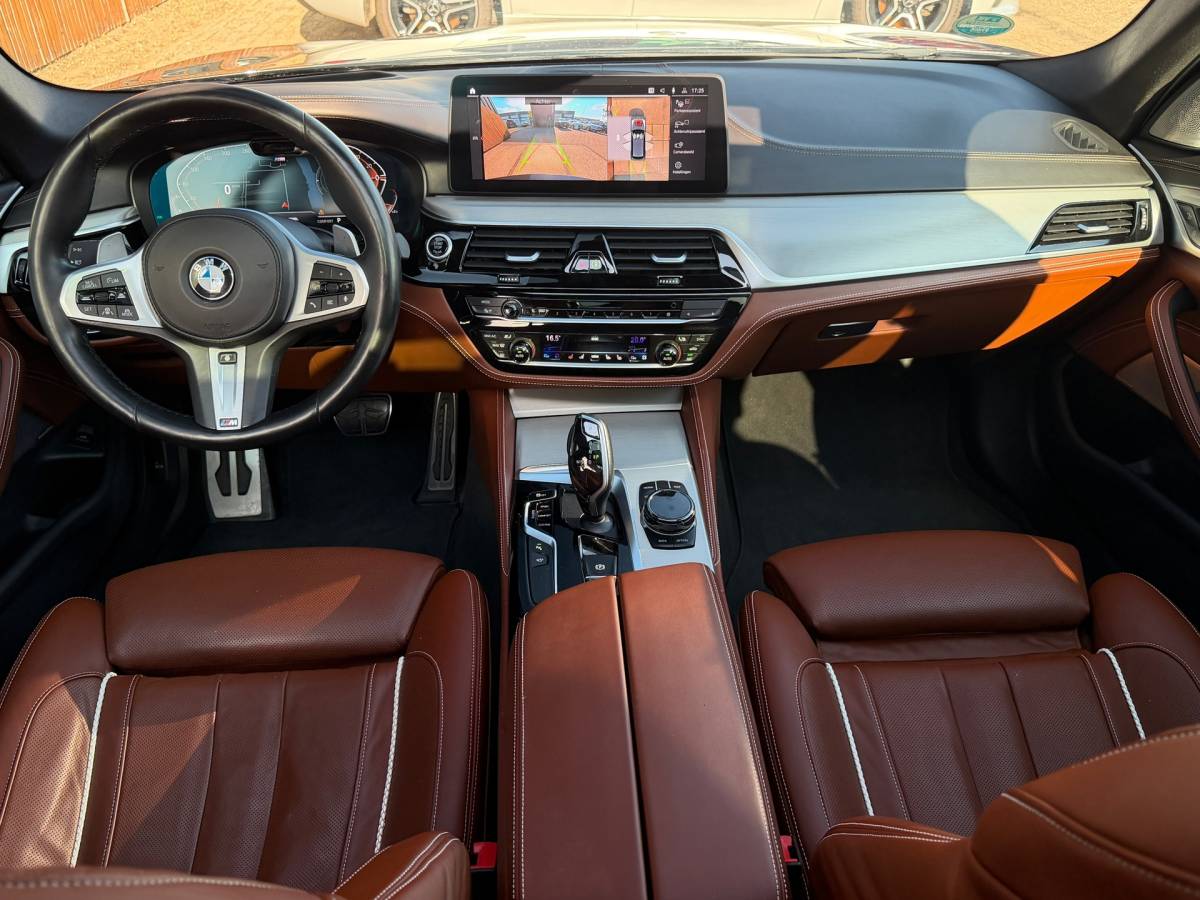 BMW 5 Serie BMW 5-serie Touring 540d xDrive High Executive M-Sport / Leder / HUD / Trekhaak / 360cam / ACC / B&W Audio / Pano / Massagestoelen