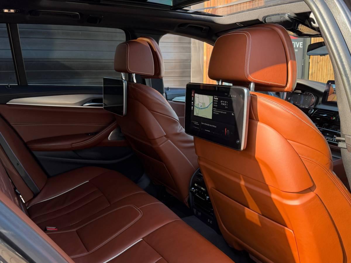 BMW 5 Serie BMW 5-serie Touring 540d xDrive High Executive M-Sport / Leder / HUD / Trekhaak / 360cam / ACC / B&W Audio / Pano / Massagestoelen