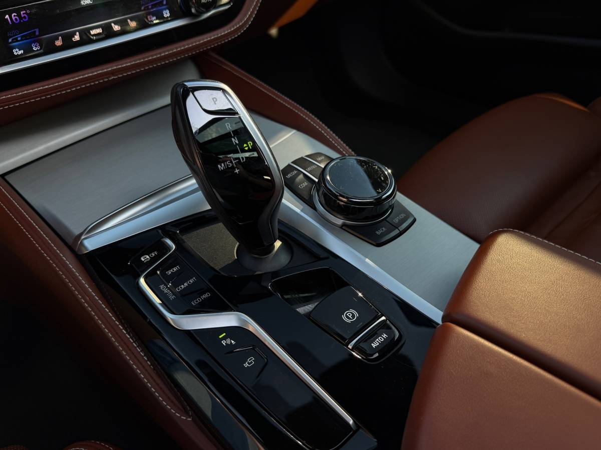 BMW 5 Serie BMW 5-serie Touring 540d xDrive High Executive M-Sport / Leder / HUD / Trekhaak / 360cam / ACC / B&W Audio / Pano / Massagestoelen