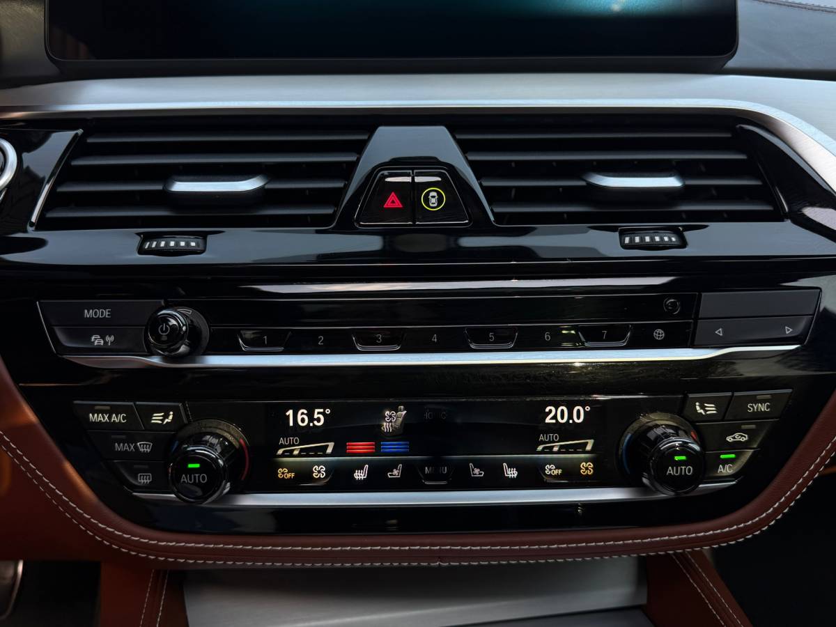BMW 5 Serie BMW 5-serie Touring 540d xDrive High Executive M-Sport / Leder / HUD / Trekhaak / 360cam / ACC / B&W Audio / Pano / Massagestoelen