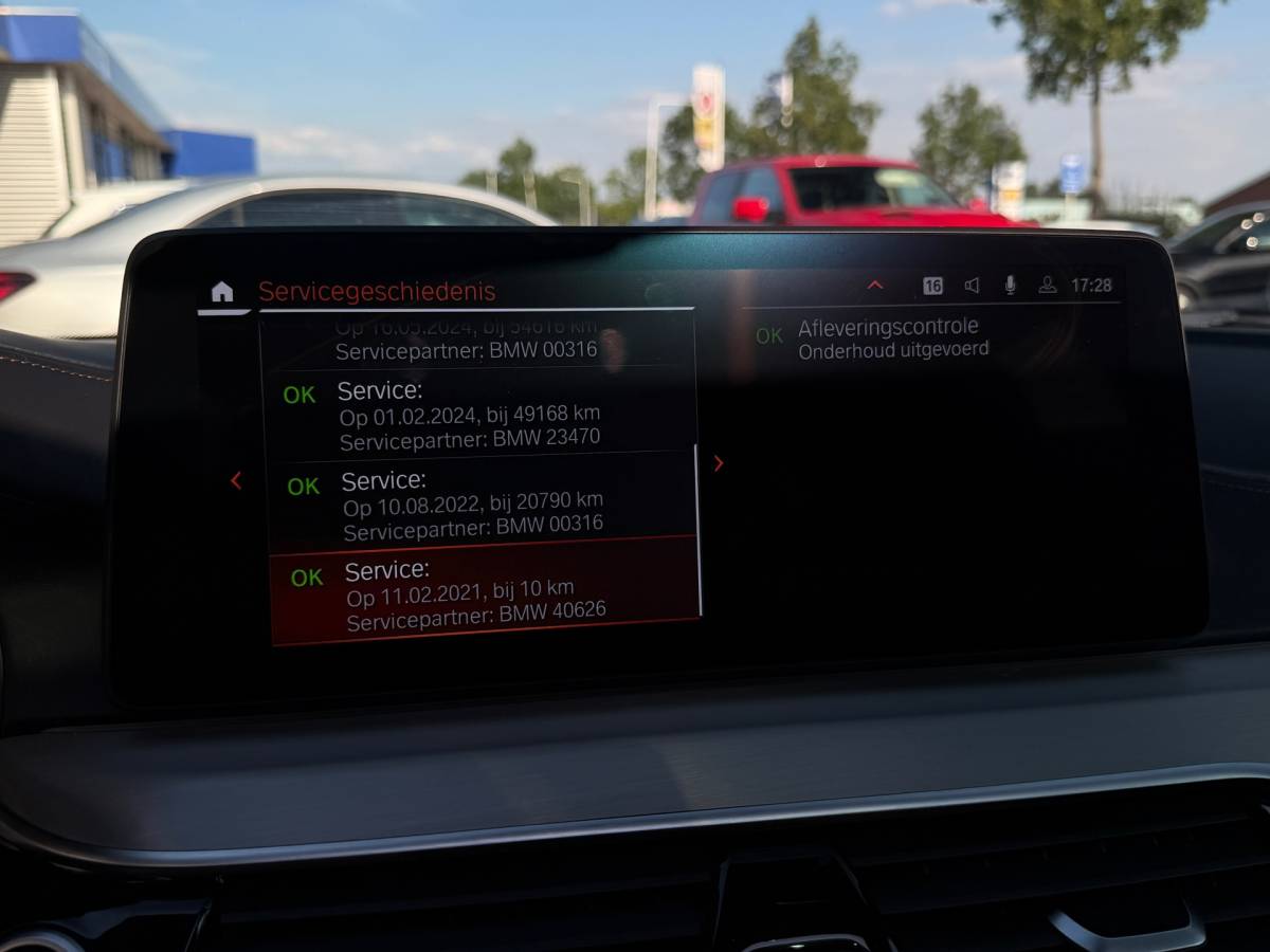 BMW 5 Serie BMW 5-serie Touring 540d xDrive High Executive M-Sport / Leder / HUD / Trekhaak / 360cam / ACC / B&W Audio / Pano / Massagestoelen