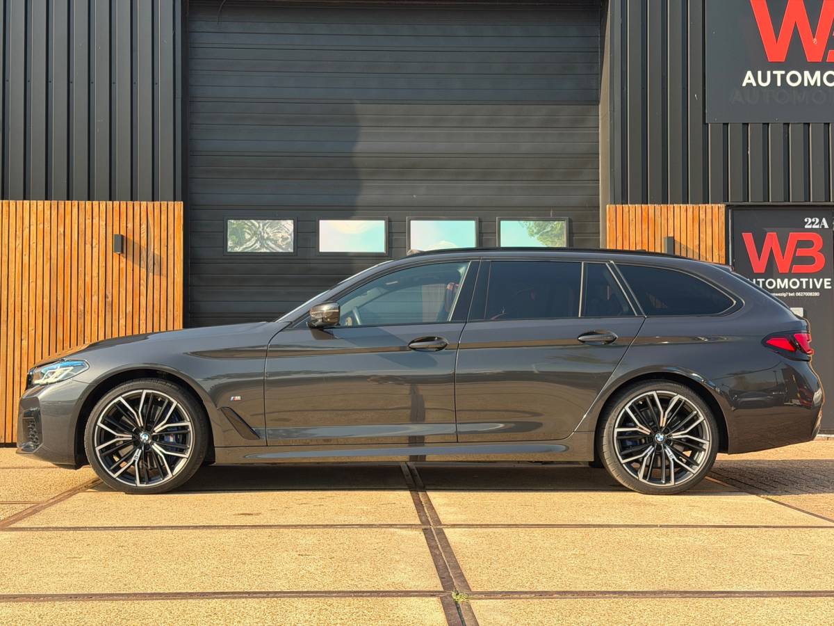 BMW 5 Serie BMW 5-serie Touring 540d xDrive High Executive M-Sport / Leder / HUD / Trekhaak / 360cam / ACC / B&W Audio / Pano / Massagestoelen