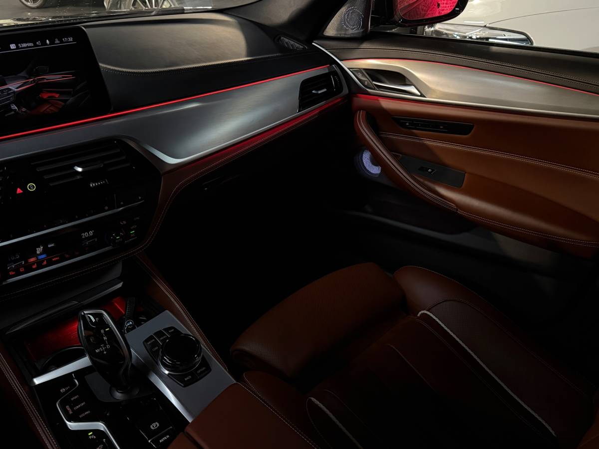 BMW 5 Serie BMW 5-serie Touring 540d xDrive High Executive M-Sport / Leder / HUD / Trekhaak / 360cam / ACC / B&W Audio / Pano / Massagestoelen