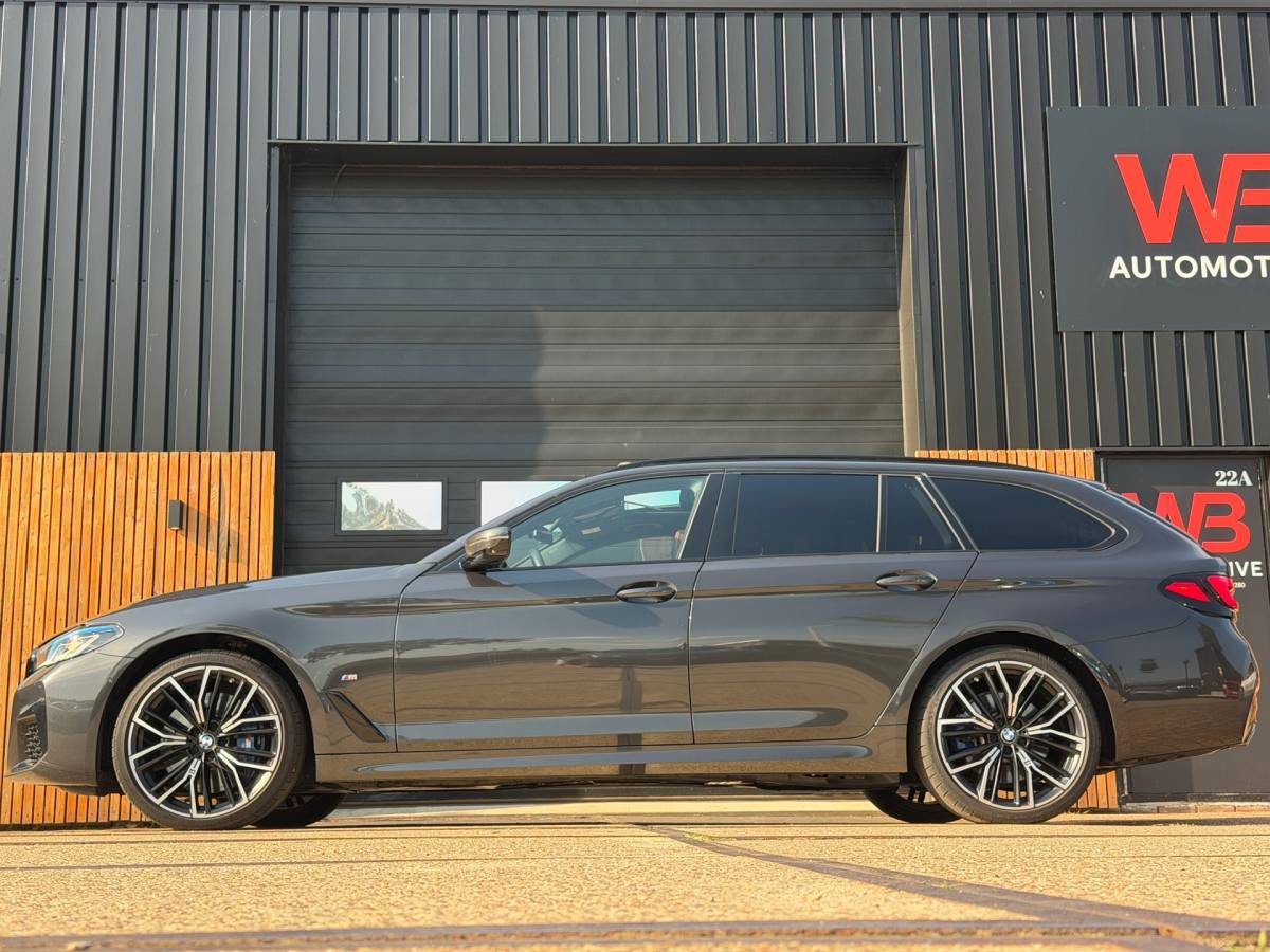 BMW 5 Serie BMW 5-serie Touring 540d xDrive High Executive M-Sport / Leder / HUD / Trekhaak / 360cam / ACC / B&W Audio / Pano / Massagestoelen