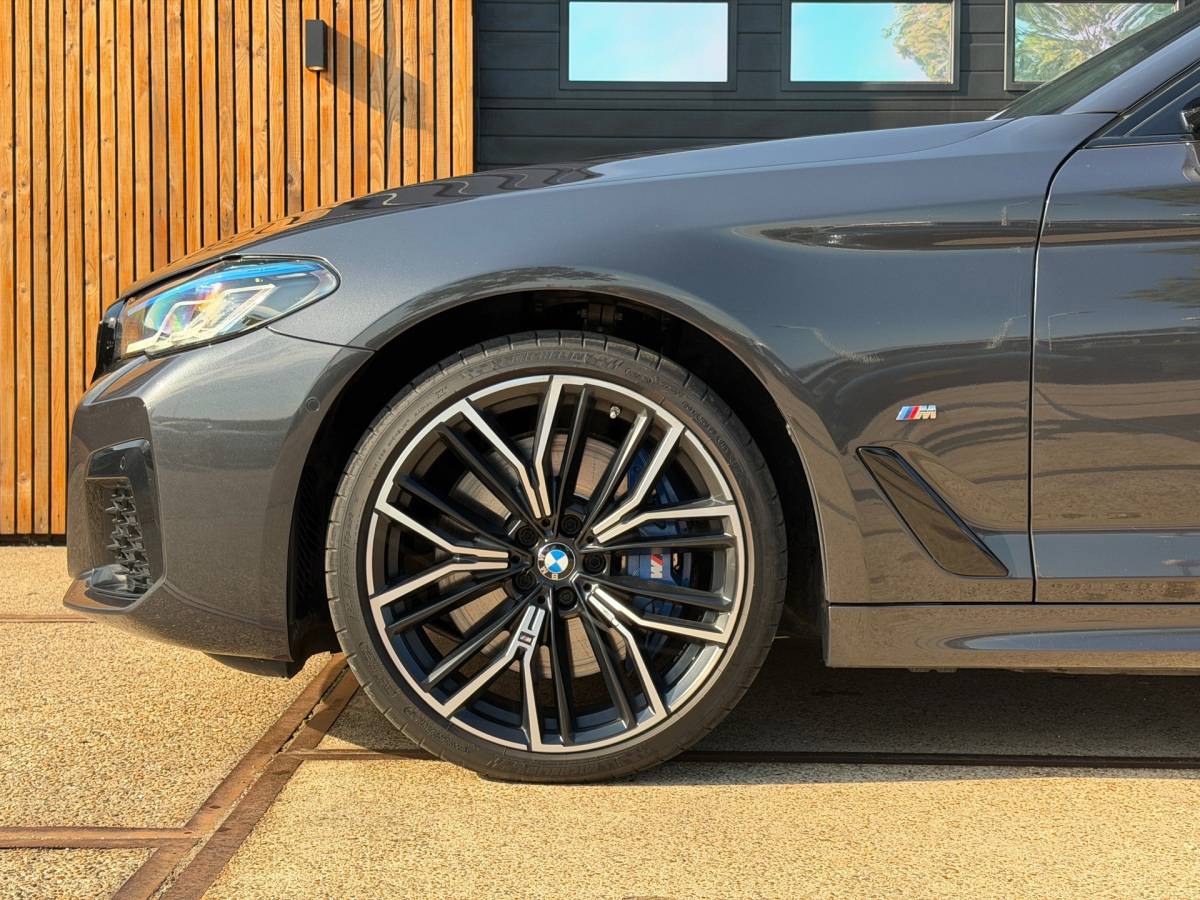 BMW 5 Serie BMW 5-serie Touring 540d xDrive High Executive M-Sport / Leder / HUD / Trekhaak / 360cam / ACC / B&W Audio / Pano / Massagestoelen