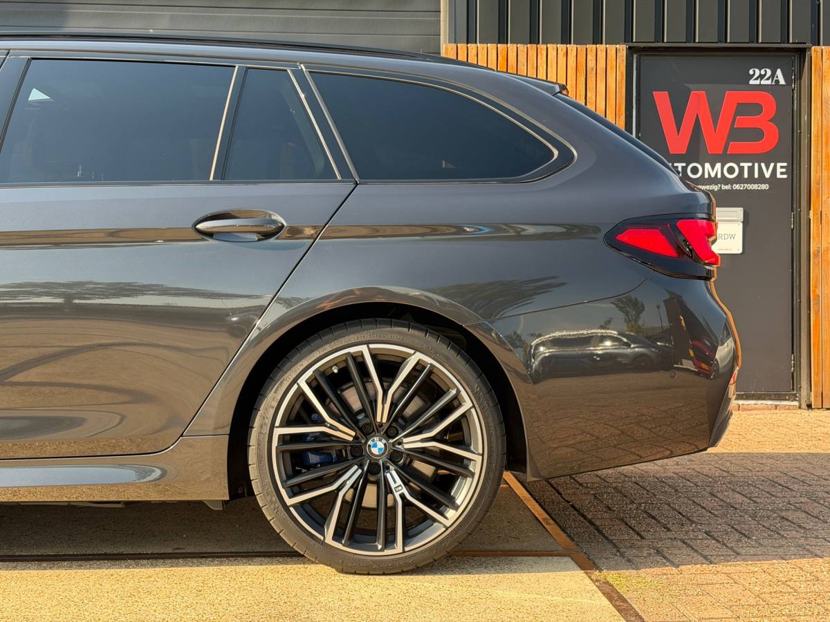 BMW 5 Serie BMW 5-serie Touring 540d xDrive High Executive M-Sport / Leder / HUD / Trekhaak / 360cam / ACC / B&W Audio / Pano / Massagestoelen