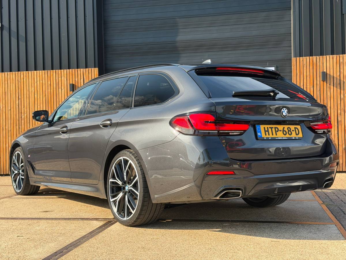 BMW 5 Serie BMW 5-serie Touring 540d xDrive High Executive M-Sport / Leder / HUD / Trekhaak / 360cam / ACC / B&W Audio / Pano / Massagestoelen