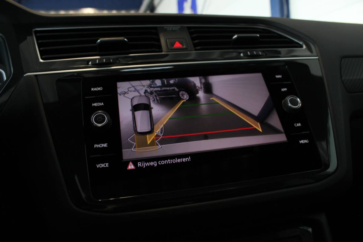 Volkswagen Tiguan Volkswagen Tiguan 1.4 TSI eHybrid R-Line Business+ SOH 96% | Black Style | Trekhaak | Head-Up | IQ Light | Pano | Camera | Carplay | 20″ LMV | PDC V+A
