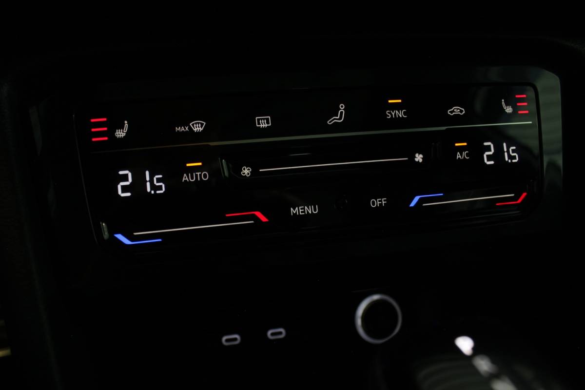 Volkswagen Tiguan Volkswagen Tiguan 1.4 TSI eHybrid R-Line Business+ SOH 96% | Black Style | Trekhaak | Head-Up | IQ Light | Pano | Camera | Carplay | 20″ LMV | PDC V+A