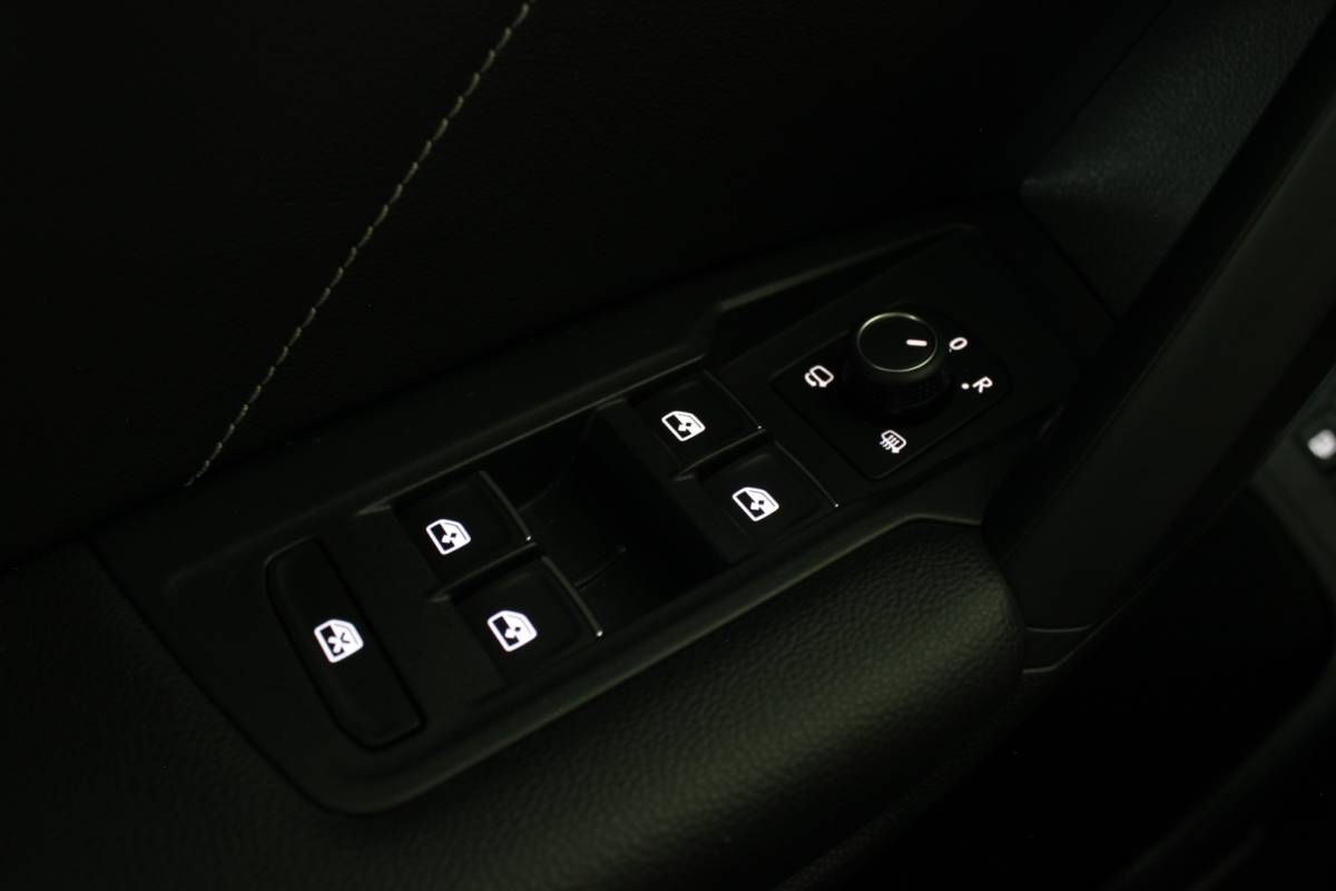 Volkswagen Tiguan Volkswagen Tiguan 1.4 TSI eHybrid R-Line Business+ SOH 96% | Black Style | Trekhaak | Head-Up | IQ Light | Pano | Camera | Carplay | 20″ LMV | PDC V+A