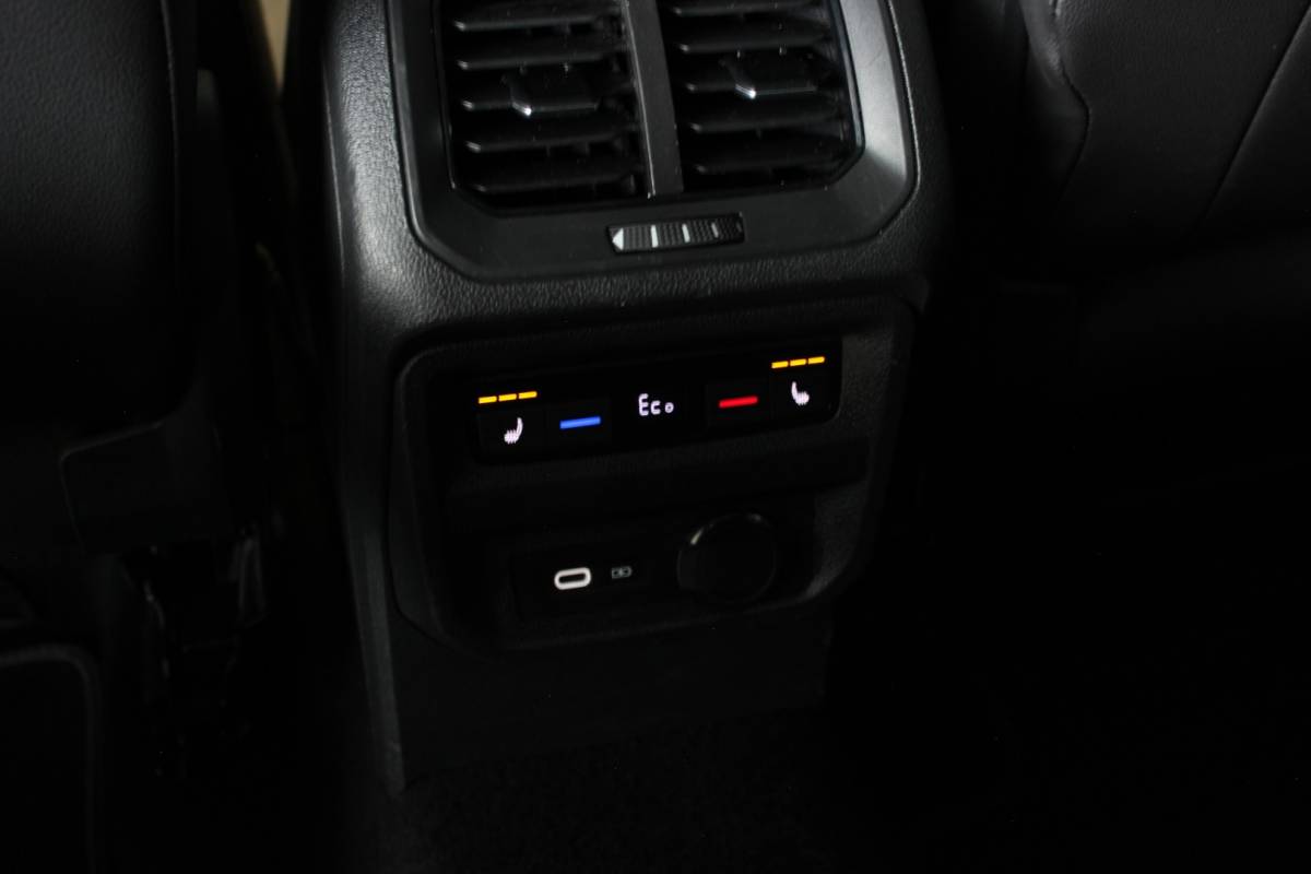 Volkswagen Tiguan Volkswagen Tiguan 1.4 TSI eHybrid R-Line Business+ SOH 96% | Black Style | Trekhaak | Head-Up | IQ Light | Pano | Camera | Carplay | 20″ LMV | PDC V+A