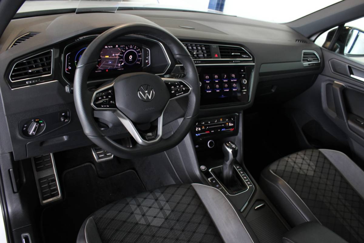 Volkswagen Tiguan Volkswagen Tiguan 1.4 TSI eHybrid R-Line Business+ SOH 96% | Black Style | Trekhaak | Head-Up | IQ Light | Pano | Camera | Carplay | 20″ LMV | PDC V+A