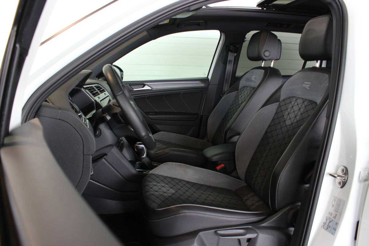 Volkswagen Tiguan Volkswagen Tiguan 1.4 TSI eHybrid R-Line Business+ SOH 96% | Black Style | Trekhaak | Head-Up | IQ Light | Pano | Camera | Carplay | 20″ LMV | PDC V+A