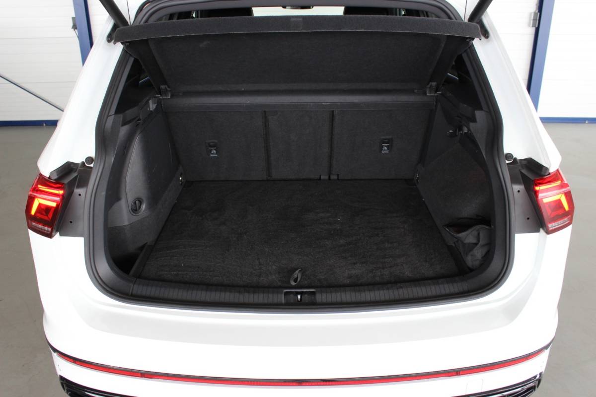 Volkswagen Tiguan Volkswagen Tiguan 1.4 TSI eHybrid R-Line Business+ SOH 96% | Black Style | Trekhaak | Head-Up | IQ Light | Pano | Camera | Carplay | 20″ LMV | PDC V+A