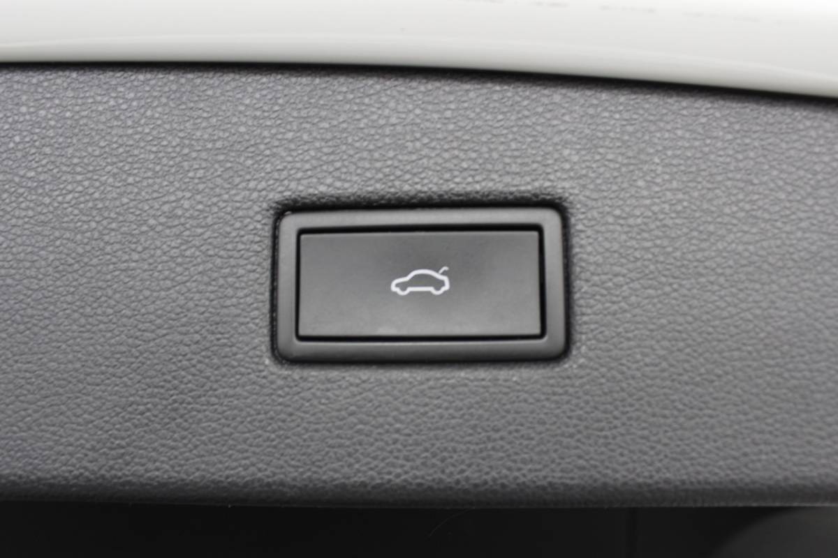 Volkswagen Tiguan Volkswagen Tiguan 1.4 TSI eHybrid R-Line Business+ SOH 96% | Black Style | Trekhaak | Head-Up | IQ Light | Pano | Camera | Carplay | 20″ LMV | PDC V+A