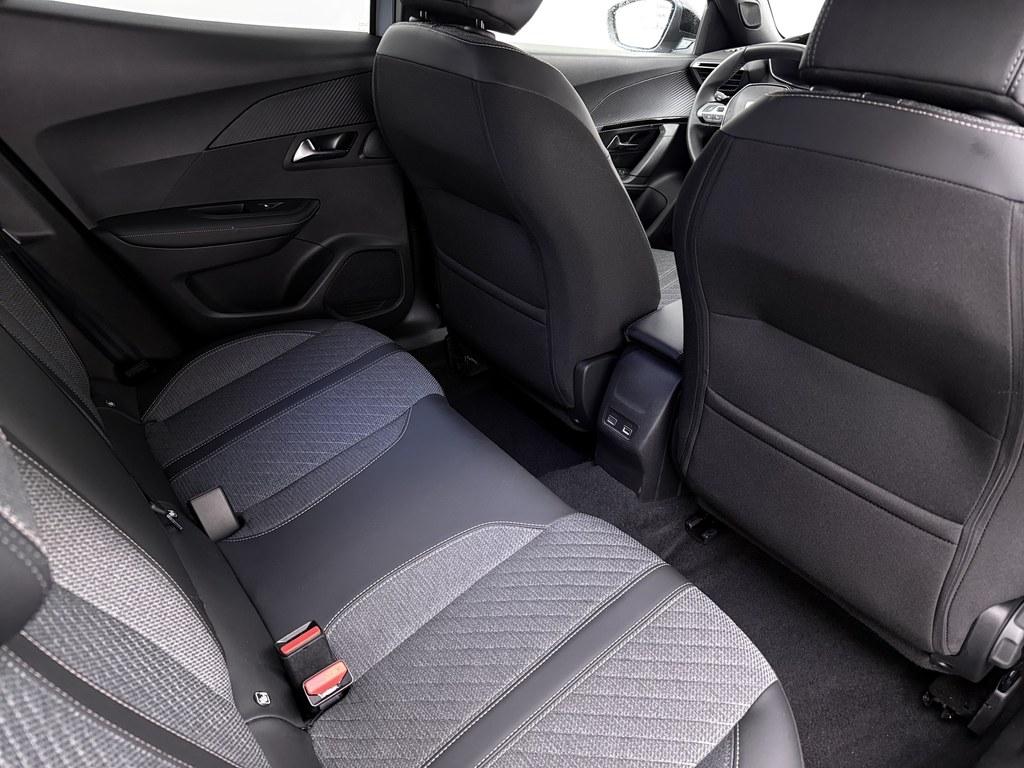 Peugeot e-2008 Peugeot e-2008 EV Allure Avantage 54 kWh Soh 97% 360.Camera/Nav/ Keyless/Ad.Cruise/CarPlay/H.Leder/Blindspot
