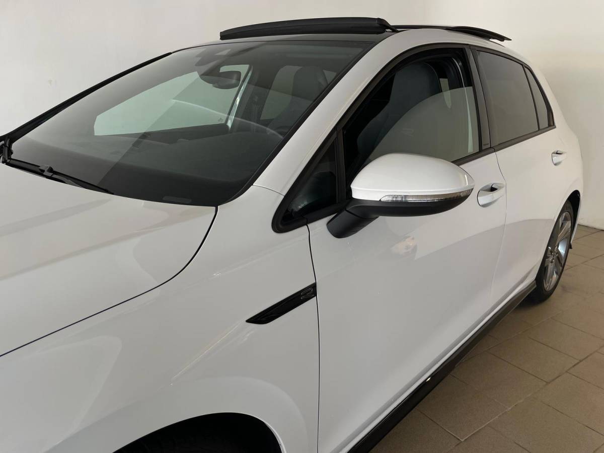 Volkswagen Golf Volkswagen Golf 1.5 eTSI R-Line Business+ AUTOMAAT AIRCO PANO NAVI CRUISE STOELVERW APPLE CARPLAY PDC CAMERA TREKHAAK NIEUWSTAAT