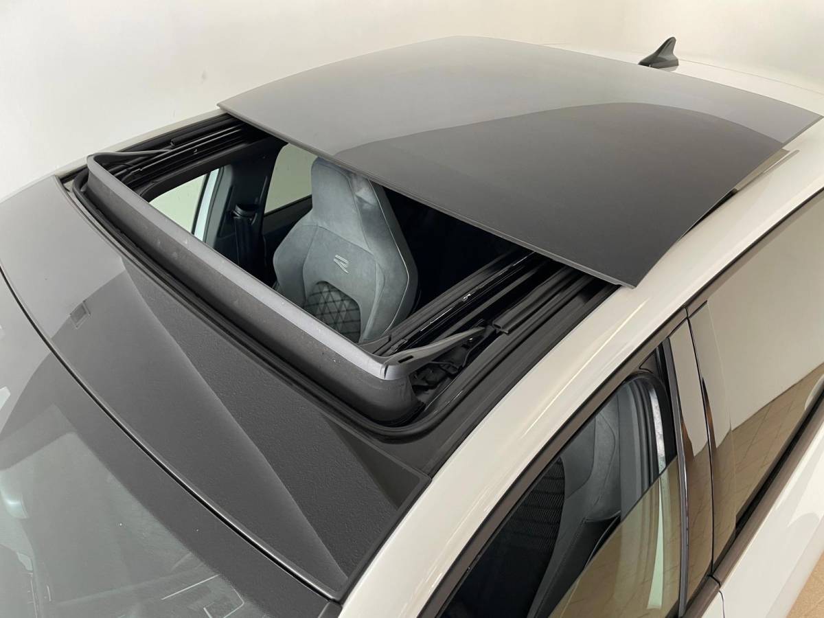 Volkswagen Golf Volkswagen Golf 1.5 eTSI R-Line Business+ AUTOMAAT AIRCO PANO NAVI CRUISE STOELVERW APPLE CARPLAY PDC CAMERA TREKHAAK NIEUWSTAAT