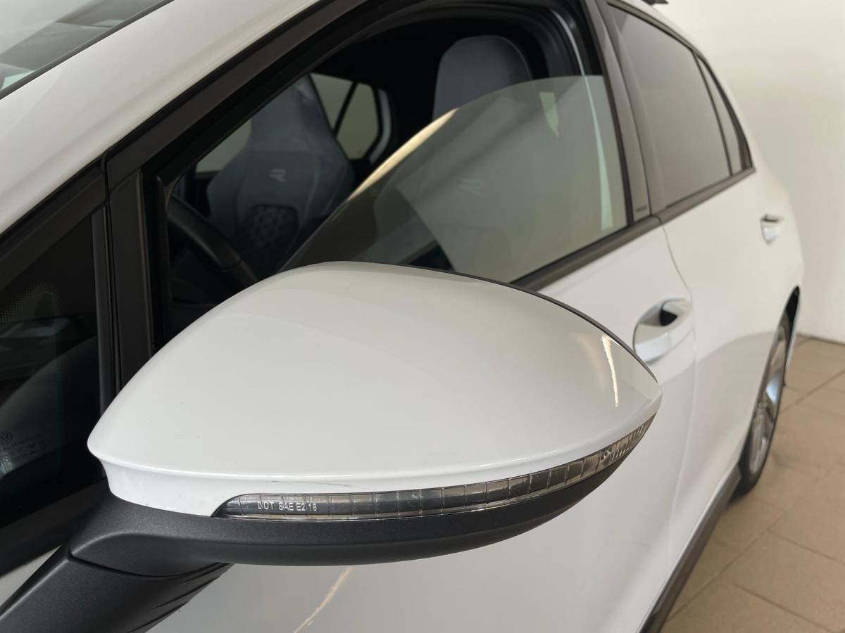 Volkswagen Golf Volkswagen Golf 1.5 eTSI R-Line Business+ AUTOMAAT AIRCO PANO NAVI CRUISE STOELVERW APPLE CARPLAY PDC CAMERA TREKHAAK NIEUWSTAAT