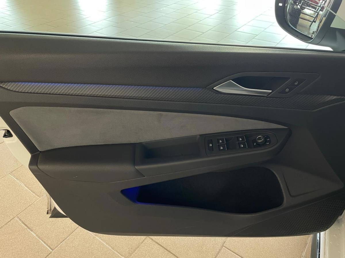 Volkswagen Golf Volkswagen Golf 1.5 eTSI R-Line Business+ AUTOMAAT AIRCO PANO NAVI CRUISE STOELVERW APPLE CARPLAY PDC CAMERA TREKHAAK NIEUWSTAAT