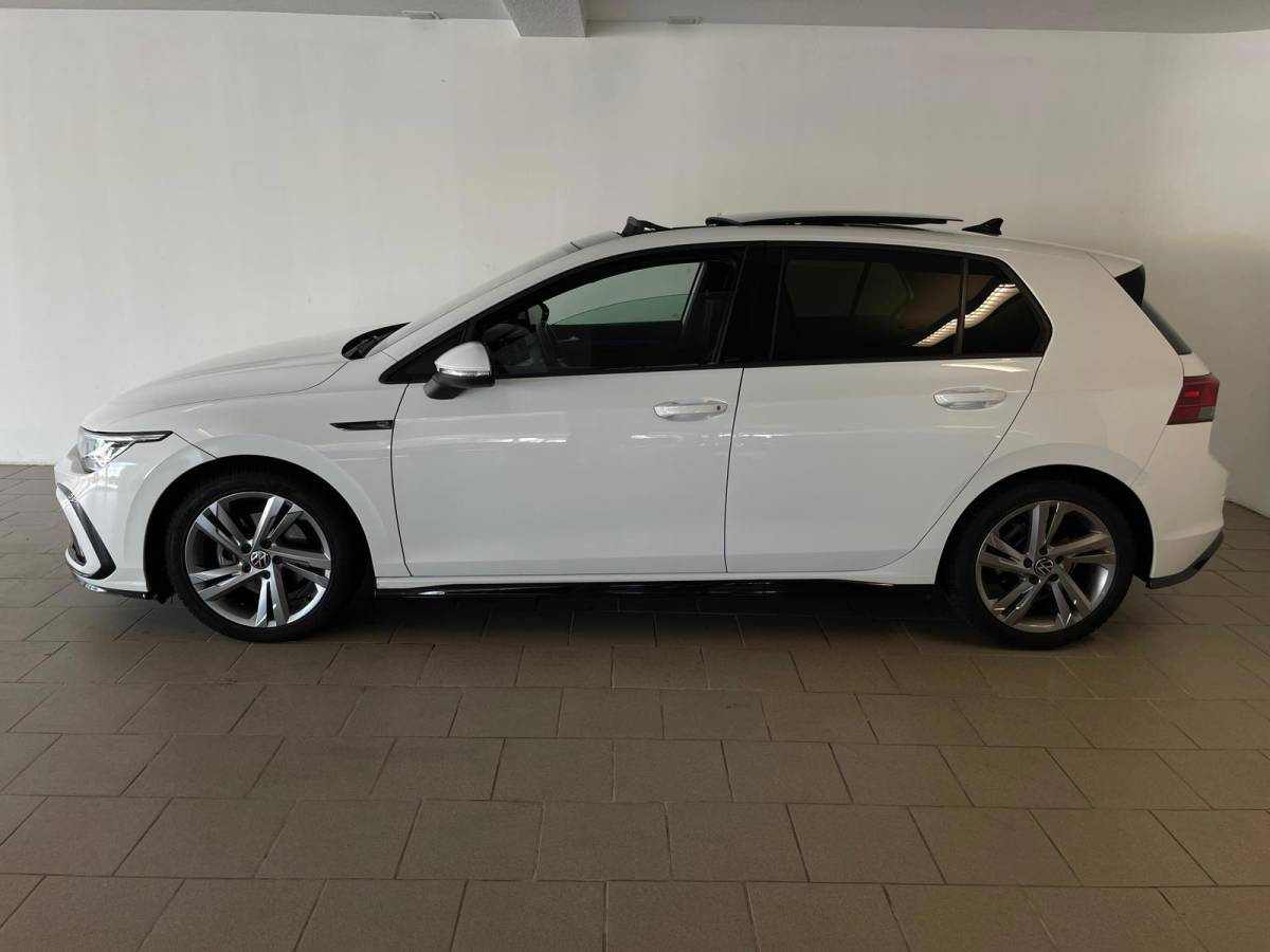 Volkswagen Golf Volkswagen Golf 1.5 eTSI R-Line Business+ AUTOMAAT AIRCO PANO NAVI CRUISE STOELVERW APPLE CARPLAY PDC CAMERA TREKHAAK NIEUWSTAAT