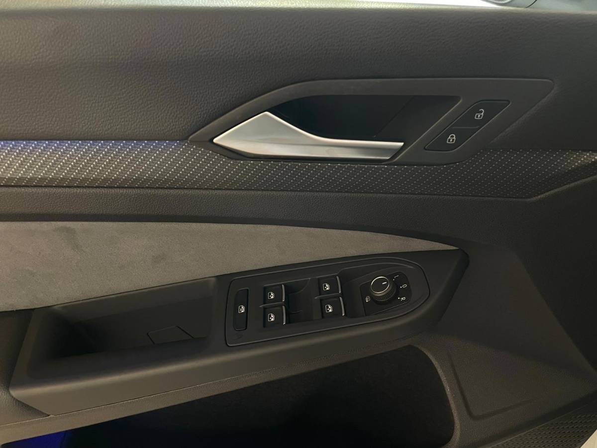 Volkswagen Golf Volkswagen Golf 1.5 eTSI R-Line Business+ AUTOMAAT AIRCO PANO NAVI CRUISE STOELVERW APPLE CARPLAY PDC CAMERA TREKHAAK NIEUWSTAAT