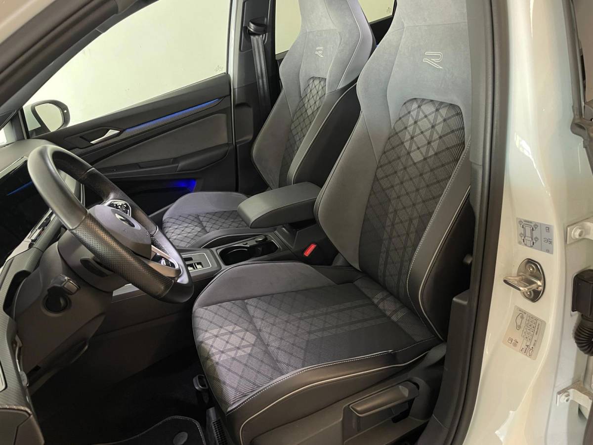 Volkswagen Golf Volkswagen Golf 1.5 eTSI R-Line Business+ AUTOMAAT AIRCO PANO NAVI CRUISE STOELVERW APPLE CARPLAY PDC CAMERA TREKHAAK NIEUWSTAAT