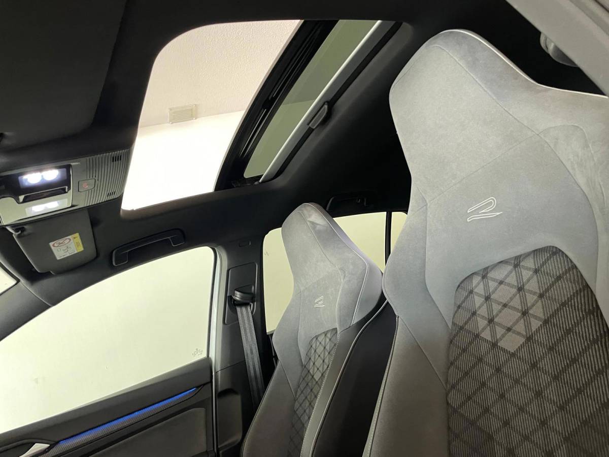 Volkswagen Golf Volkswagen Golf 1.5 eTSI R-Line Business+ AUTOMAAT AIRCO PANO NAVI CRUISE STOELVERW APPLE CARPLAY PDC CAMERA TREKHAAK NIEUWSTAAT