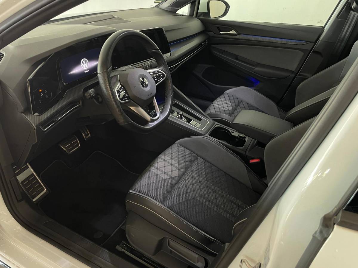 Volkswagen Golf Volkswagen Golf 1.5 eTSI R-Line Business+ AUTOMAAT AIRCO PANO NAVI CRUISE STOELVERW APPLE CARPLAY PDC CAMERA TREKHAAK NIEUWSTAAT
