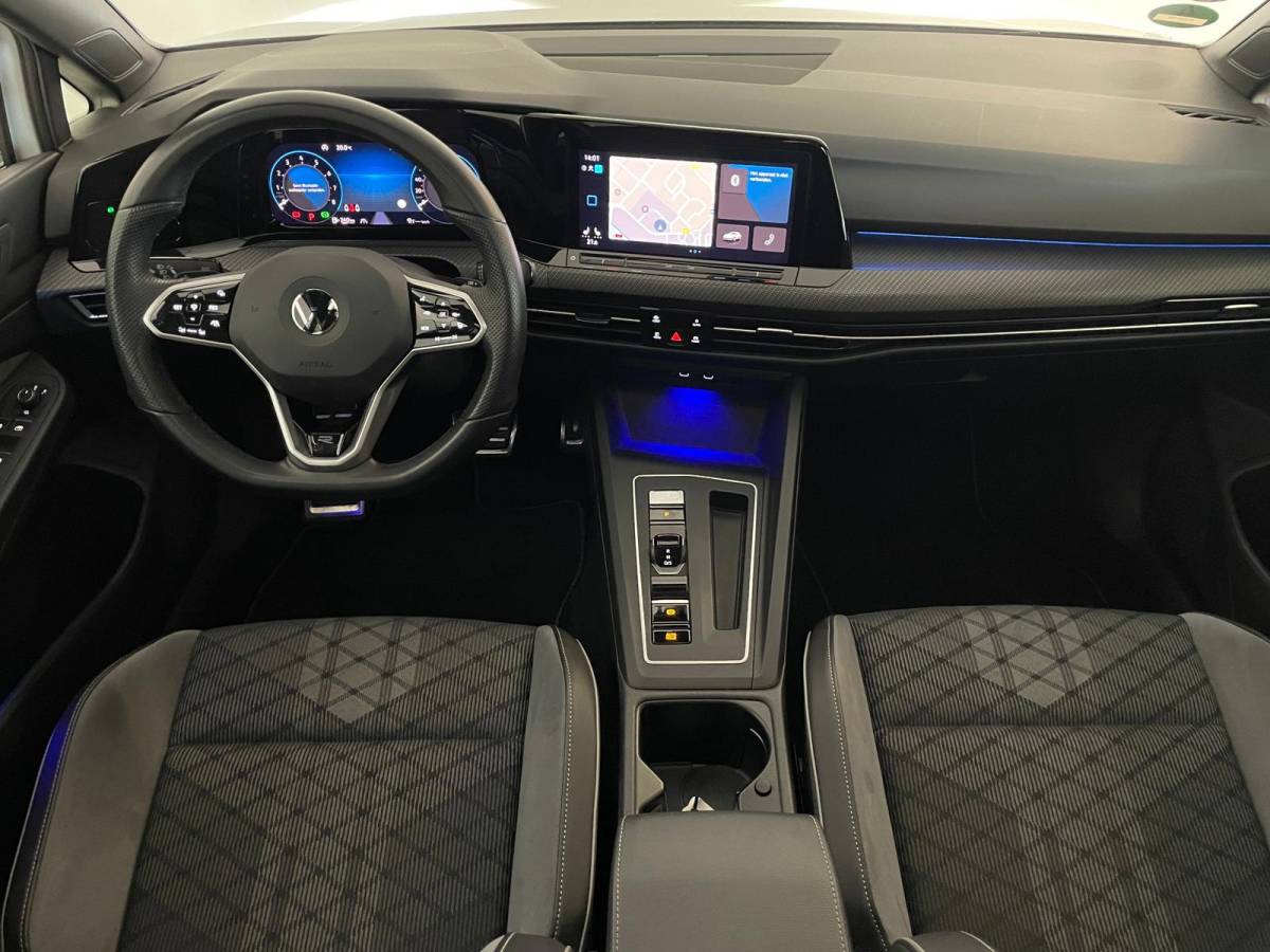 Volkswagen Golf Volkswagen Golf 1.5 eTSI R-Line Business+ AUTOMAAT AIRCO PANO NAVI CRUISE STOELVERW APPLE CARPLAY PDC CAMERA TREKHAAK NIEUWSTAAT