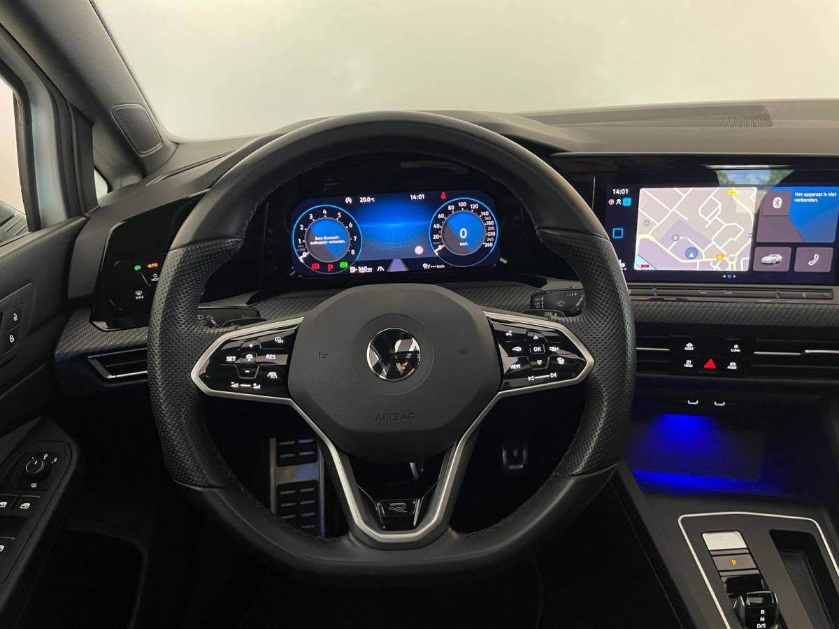 Volkswagen Golf Volkswagen Golf 1.5 eTSI R-Line Business+ AUTOMAAT AIRCO PANO NAVI CRUISE STOELVERW APPLE CARPLAY PDC CAMERA TREKHAAK NIEUWSTAAT