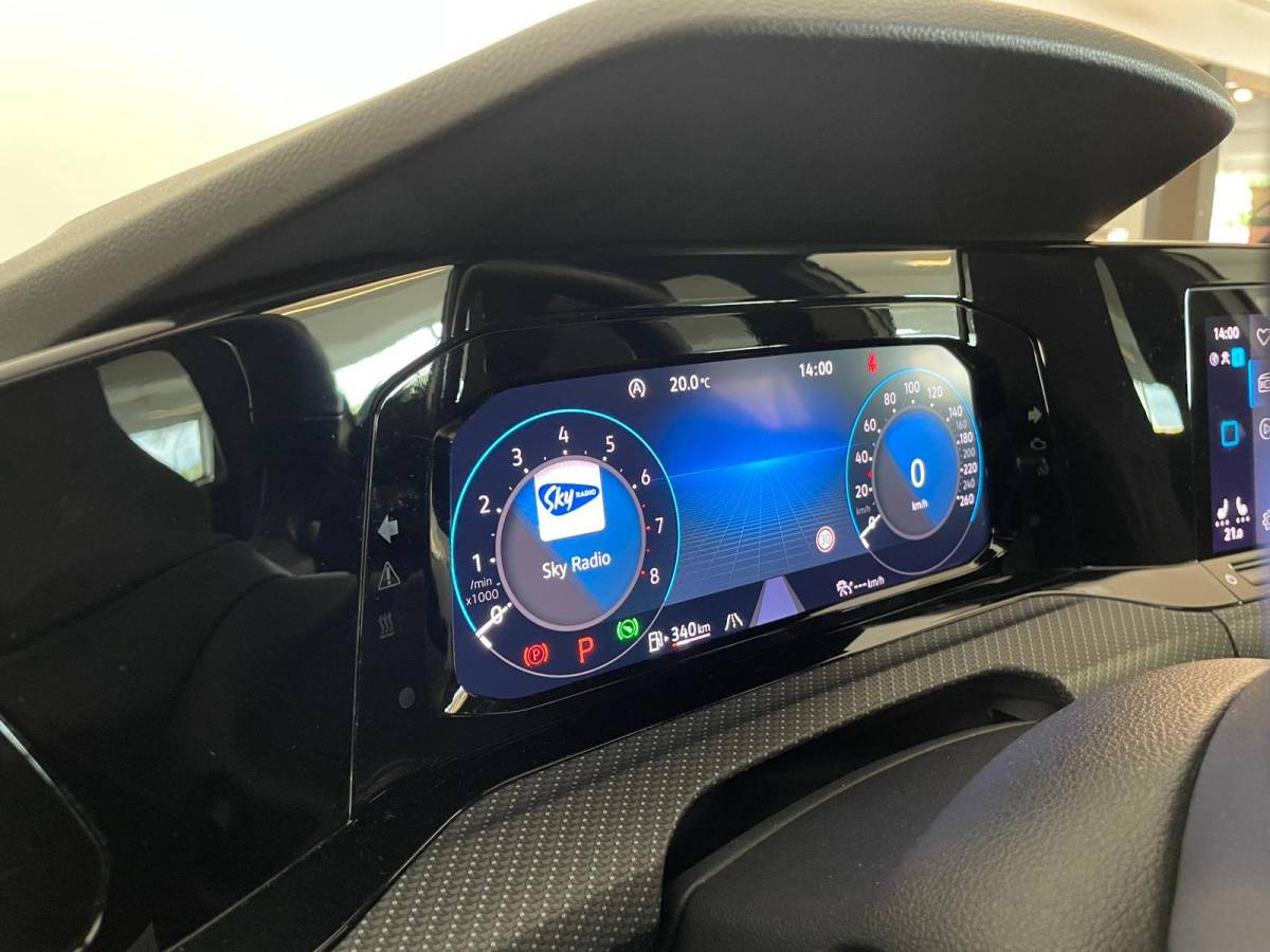 Volkswagen Golf Volkswagen Golf 1.5 eTSI R-Line Business+ AUTOMAAT AIRCO PANO NAVI CRUISE STOELVERW APPLE CARPLAY PDC CAMERA TREKHAAK NIEUWSTAAT