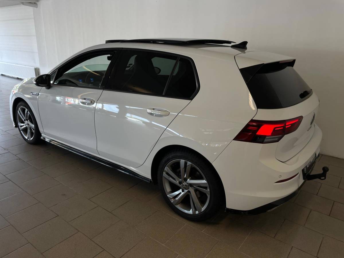 Volkswagen Golf Volkswagen Golf 1.5 eTSI R-Line Business+ AUTOMAAT AIRCO PANO NAVI CRUISE STOELVERW APPLE CARPLAY PDC CAMERA TREKHAAK NIEUWSTAAT
