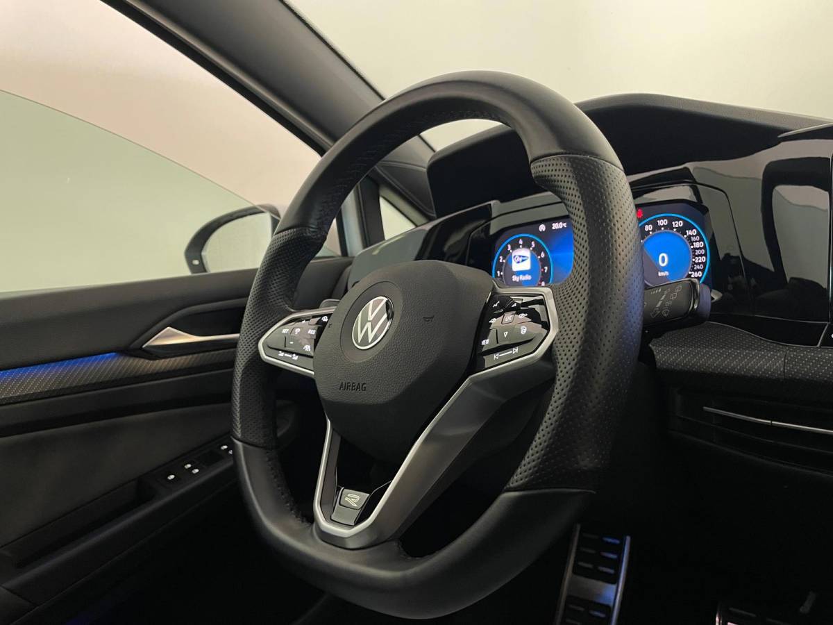 Volkswagen Golf Volkswagen Golf 1.5 eTSI R-Line Business+ AUTOMAAT AIRCO PANO NAVI CRUISE STOELVERW APPLE CARPLAY PDC CAMERA TREKHAAK NIEUWSTAAT