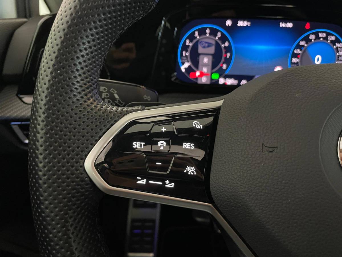 Volkswagen Golf Volkswagen Golf 1.5 eTSI R-Line Business+ AUTOMAAT AIRCO PANO NAVI CRUISE STOELVERW APPLE CARPLAY PDC CAMERA TREKHAAK NIEUWSTAAT
