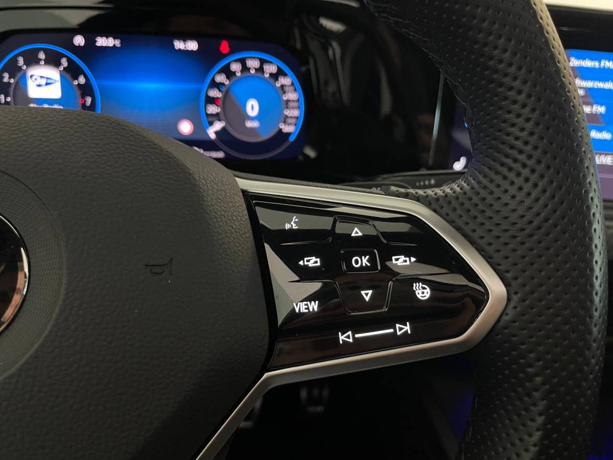 Volkswagen Golf Volkswagen Golf 1.5 eTSI R-Line Business+ AUTOMAAT AIRCO PANO NAVI CRUISE STOELVERW APPLE CARPLAY PDC CAMERA TREKHAAK NIEUWSTAAT