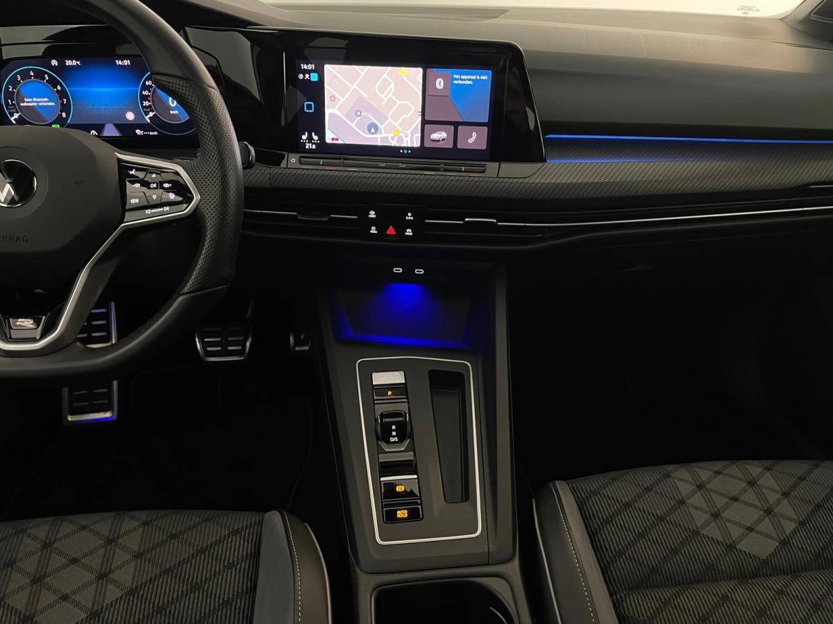 Volkswagen Golf Volkswagen Golf 1.5 eTSI R-Line Business+ AUTOMAAT AIRCO PANO NAVI CRUISE STOELVERW APPLE CARPLAY PDC CAMERA TREKHAAK NIEUWSTAAT