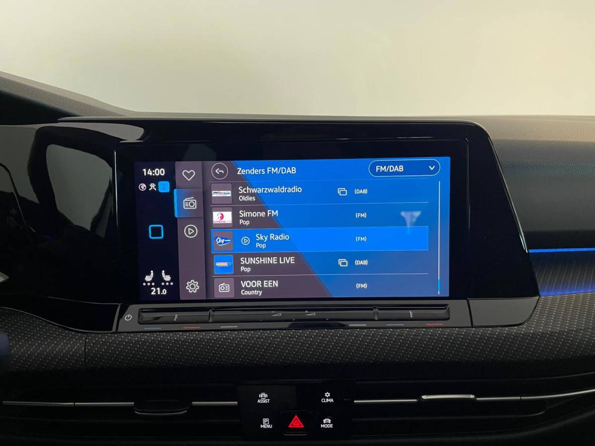 Volkswagen Golf Volkswagen Golf 1.5 eTSI R-Line Business+ AUTOMAAT AIRCO PANO NAVI CRUISE STOELVERW APPLE CARPLAY PDC CAMERA TREKHAAK NIEUWSTAAT