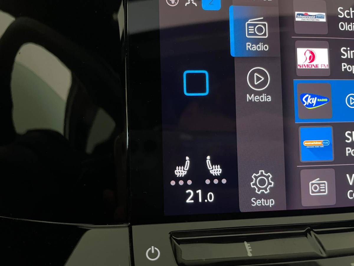 Volkswagen Golf Volkswagen Golf 1.5 eTSI R-Line Business+ AUTOMAAT AIRCO PANO NAVI CRUISE STOELVERW APPLE CARPLAY PDC CAMERA TREKHAAK NIEUWSTAAT